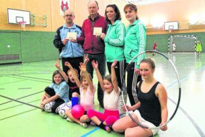 Unternehmer Kay Burchardt (h. 2. v. l.) spendete je 800 Euro an die F-Jugend-Fußballer von Trainer Marko Kühl (h. l.) und die Sparte Rhythmische Sportgymnastik der Trainerinnen Ulrike Burmeister (h. 2. v. r.) und Bianca Kammholz (h. r.).